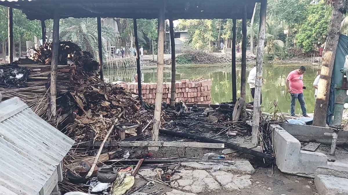 মাদারীপুরে জমি নিয়ে বিরোধে রান্নাঘরে আগুন দিয়েছে প্রতিপক্ষ