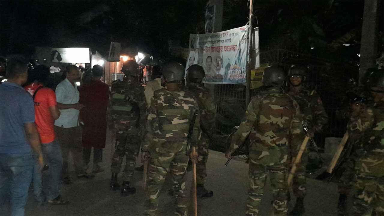 আতশবাজি ফোটানো নিয়ে দুই গ্রামবাসীর সংঘর্ষে আহত ২০