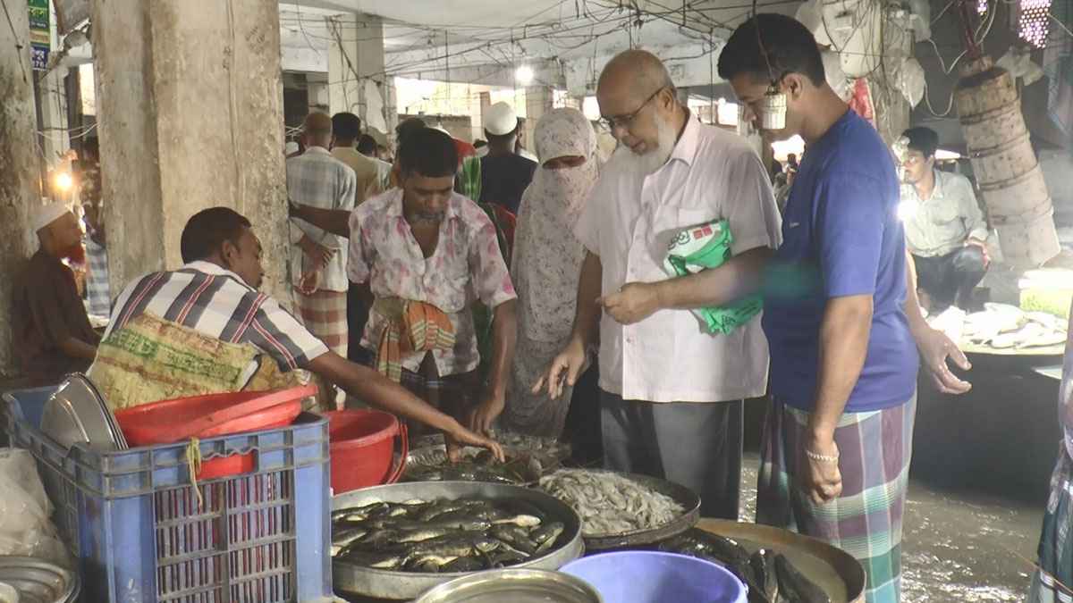 মাদারীপুরে ইলিশ শূন্য বাজারে আগুন দেশি মাছের দামে