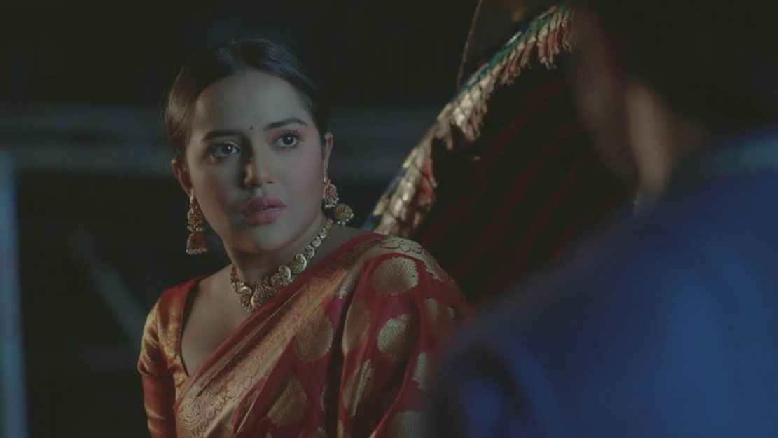 মেয়েটি হন্তদন্ত হয়ে এসে বলল, ‘আমাকে একটু থানায় পৌঁছে দেবেন?’