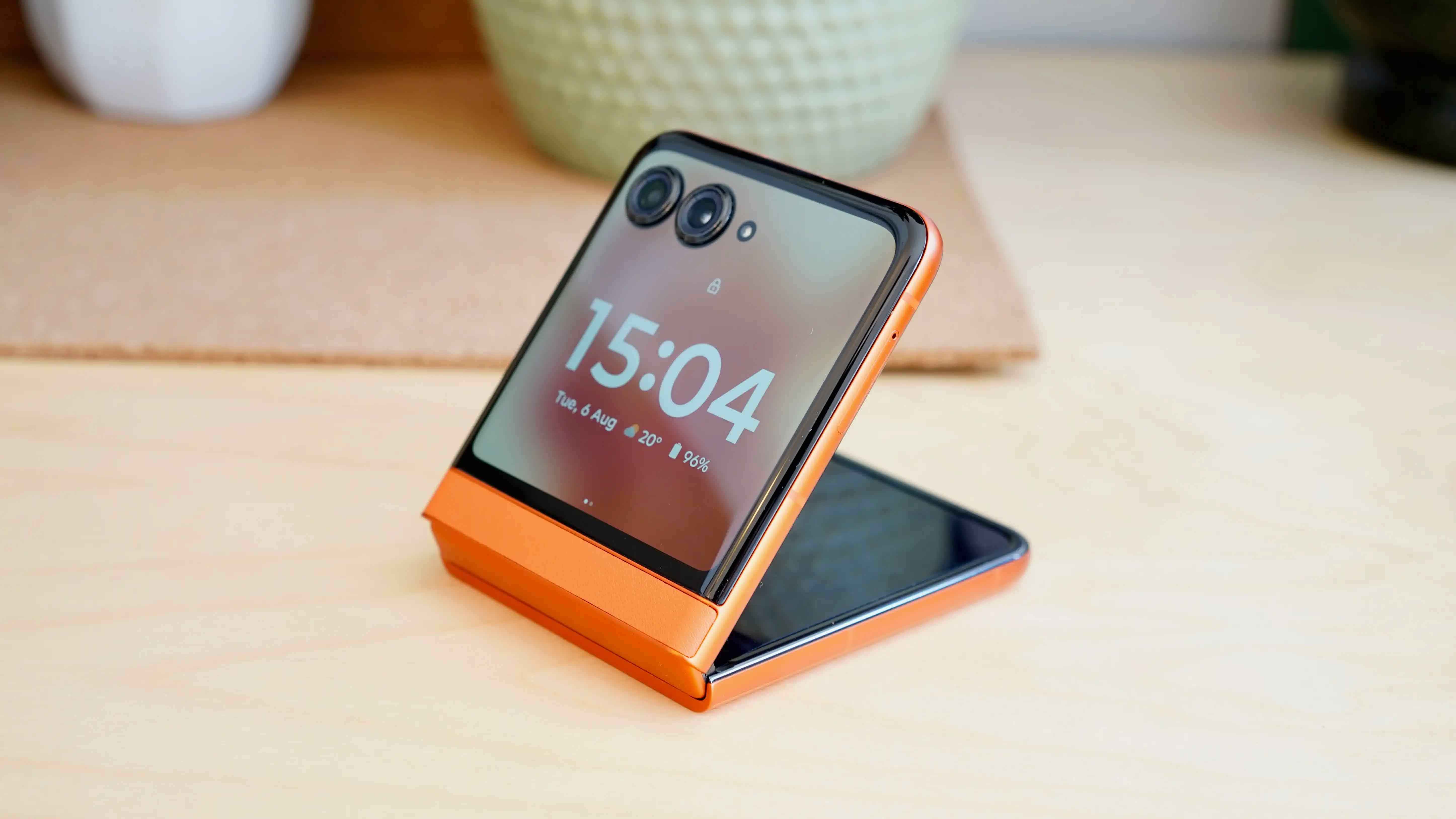 motorola folding phone 2025