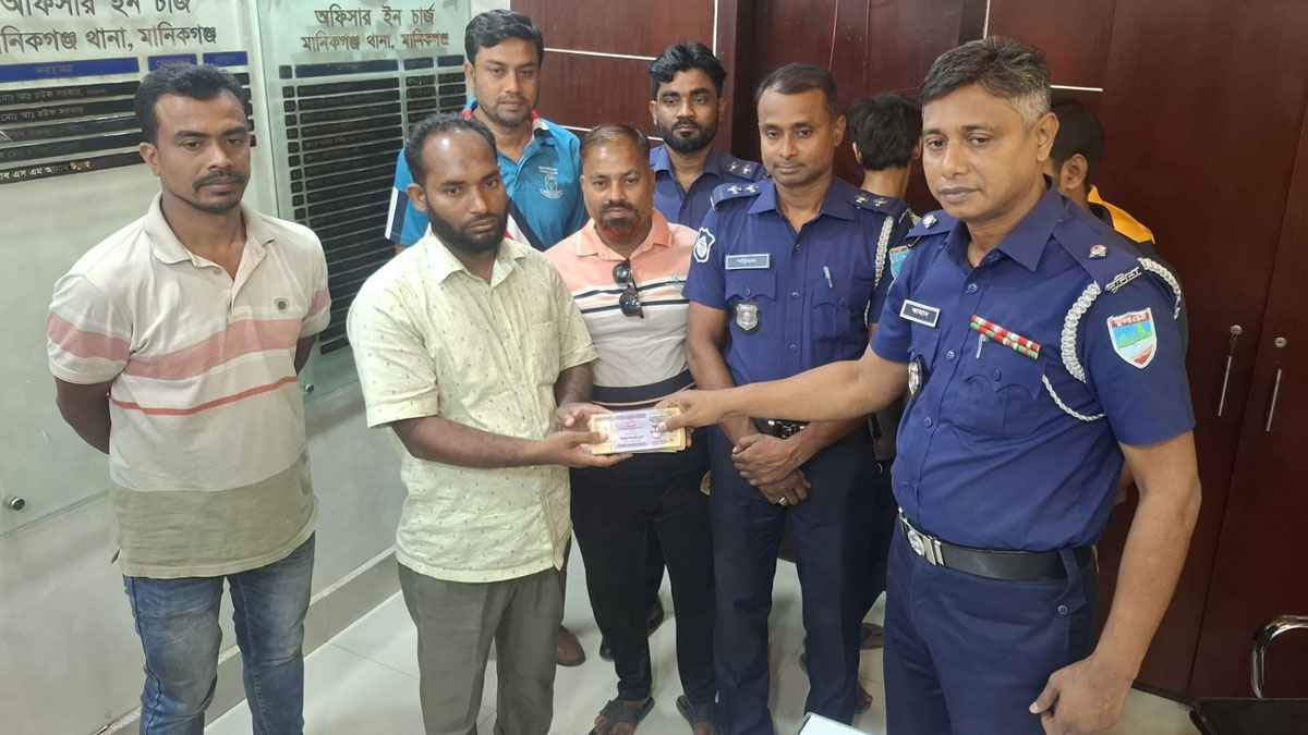 তিন দিন পর মায়ের চিকিৎসার টাকা ফেরত পেলেন মনিরুল