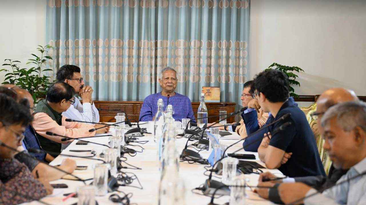 যুক্তরাষ্ট্রের শুল্ক ইস্যুতে জরুরি বৈঠকে বসেছেন প্রধান উপদেষ্টা