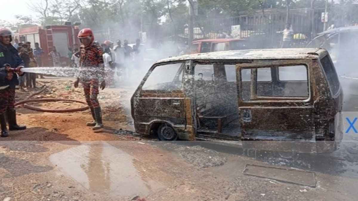 চলন্ত মাইক্রোবাসে আগুন, চালকের দক্ষতায় প্রাণে বাঁচলেন ৫ যাত্রী