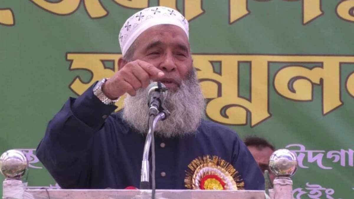 বগুড়ায় পলিটেকনিকের মূল ফটকের নাম লাল কাপড়ে ঢেকে দিল শিক্ষার্থীরা