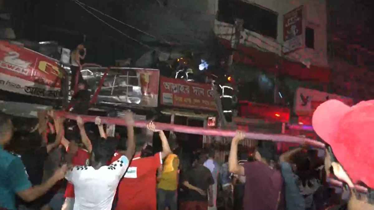 মোহাম্মদপুর কৃষি মার্কেটের আগুনে ভস্মীভূত তিন দোকান