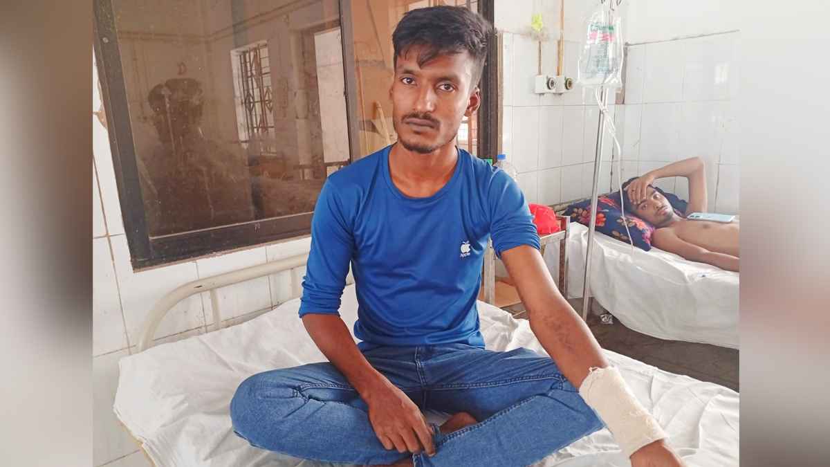 বাম হাত অবশ হওয়ার শঙ্কায় দিন কাটছে আন্দোলনে গুলিবিদ্ধ সোহানের