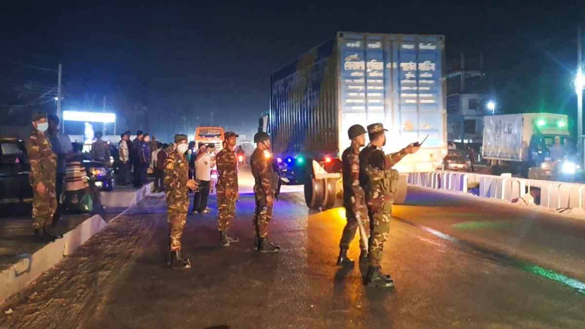 নড়াইলে মধ্যরাতে অভিযানে ১১ গাড়ি জব্দ, ৫৪ হাজার টাকা জরিমানা