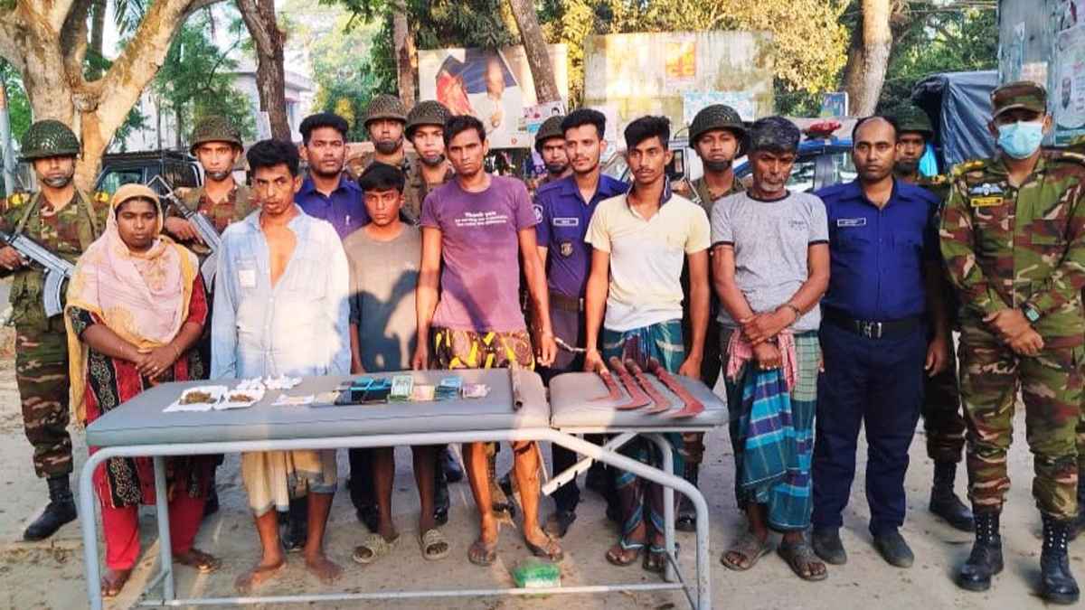নড়াইলে সেনা অভিযান, দেশীয় অস্ত্র-মাদকসহ আটক ৬