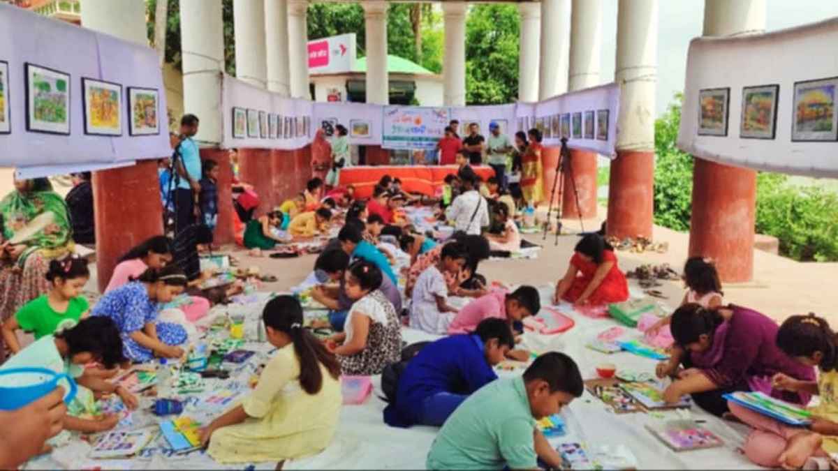 চিত্রা পাড়ে রঙের উৎসব, কল্পনায় ভেসে ছবি আঁকল শিশুরা