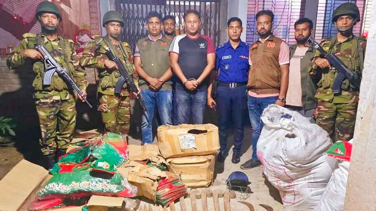 নড়াইলে ১৩ মামলার আসামি দেশীয় অস্ত্রসহ আটক