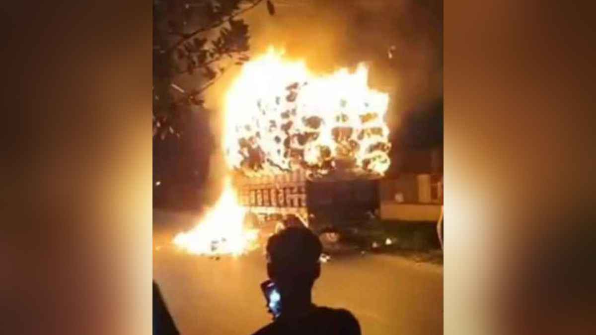 সিদ্ধিরগঞ্জে পাটবোঝাই চলন্ত ট্রাকে আগুন