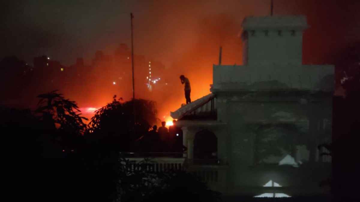 নারায়ণগঞ্জে জুটের গোডাউন-ছাপাখানায় আগুন