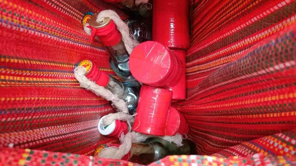 সৈয়দপুরে স্বেচ্ছাসেবক দল নেতার বাড়ি থেকে পেট্রোল বোমা উদ্ধার