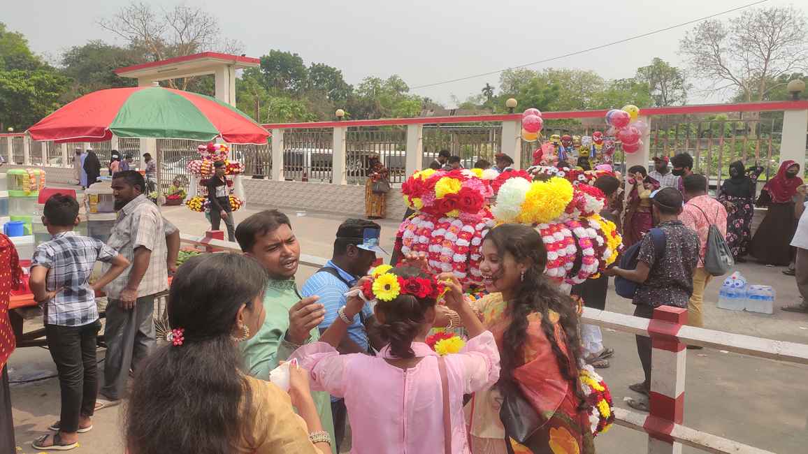 উৎসবের আনন্দ  চওড়া হাসিতে