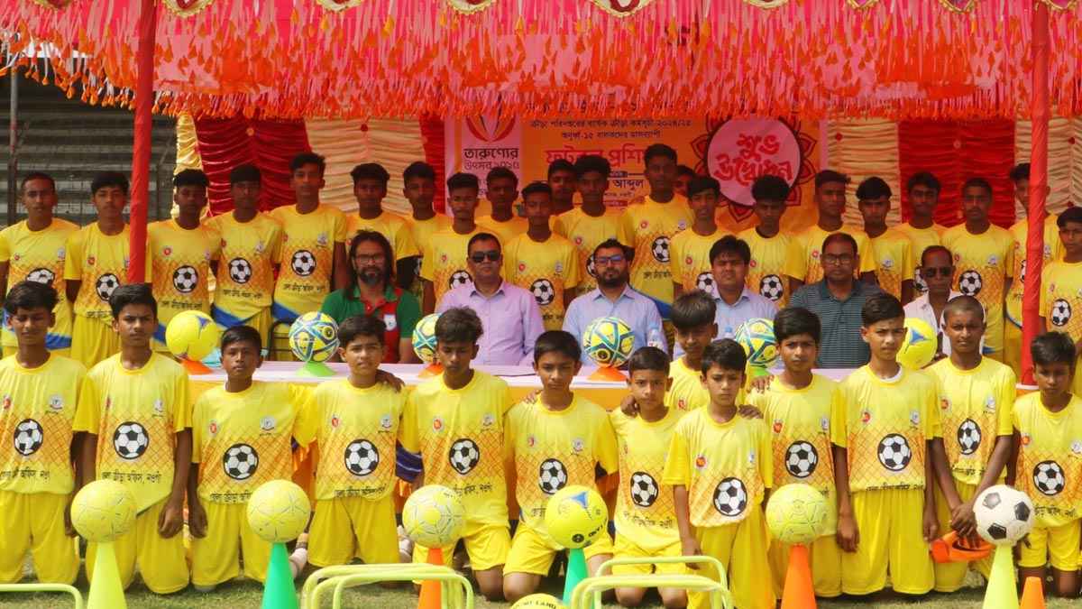 নওগাঁয় অনূর্ধ্ব-১৫ বালকদের ফুটবল প্রশিক্ষণ শুরু
