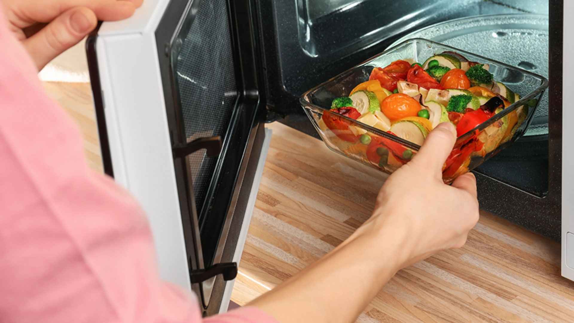 মাইক্রোওয়েভ ওভেনে ভুলেও এসব জিনিস দেবেন না!