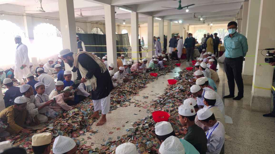 এবার পাগলা মসজিদের দানবাক্সে মিলল ২৮ বস্তা টাকা, চলছে গণনা