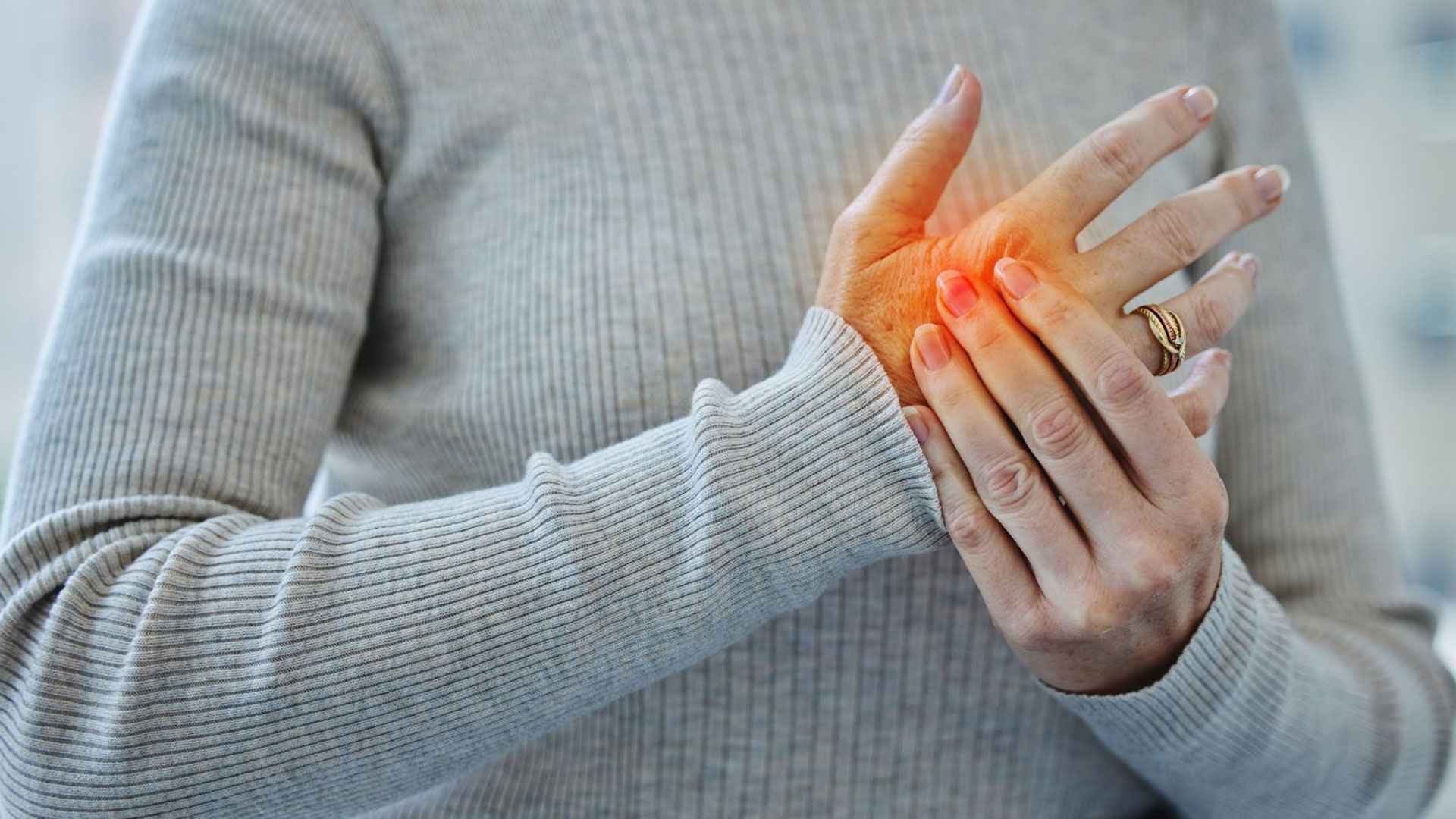 কী খেলে বাতের ব্যথা বাড়ে?