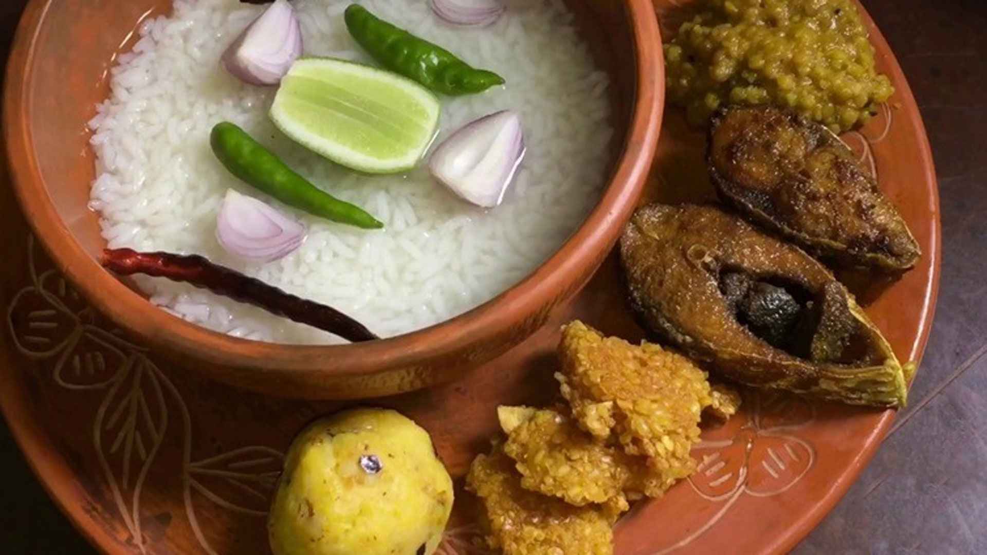 গরমে পান্তা ভাতের সঙ্গে লেবু খেলে কী হয়?
