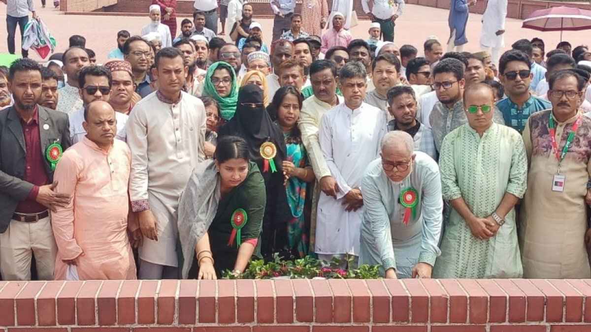 সাভারে জাতীয় স্মৃতিসৌধে আ-আম জনতা পার্টির শ্রদ্ধা নিবেদন