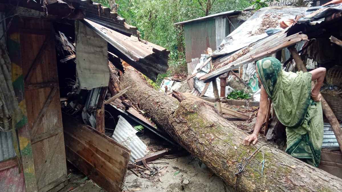 কালবৈশাখী ঝড়ে লণ্ডভণ্ড মিরসরাইয়ের বিভিন্ন অঞ্চল