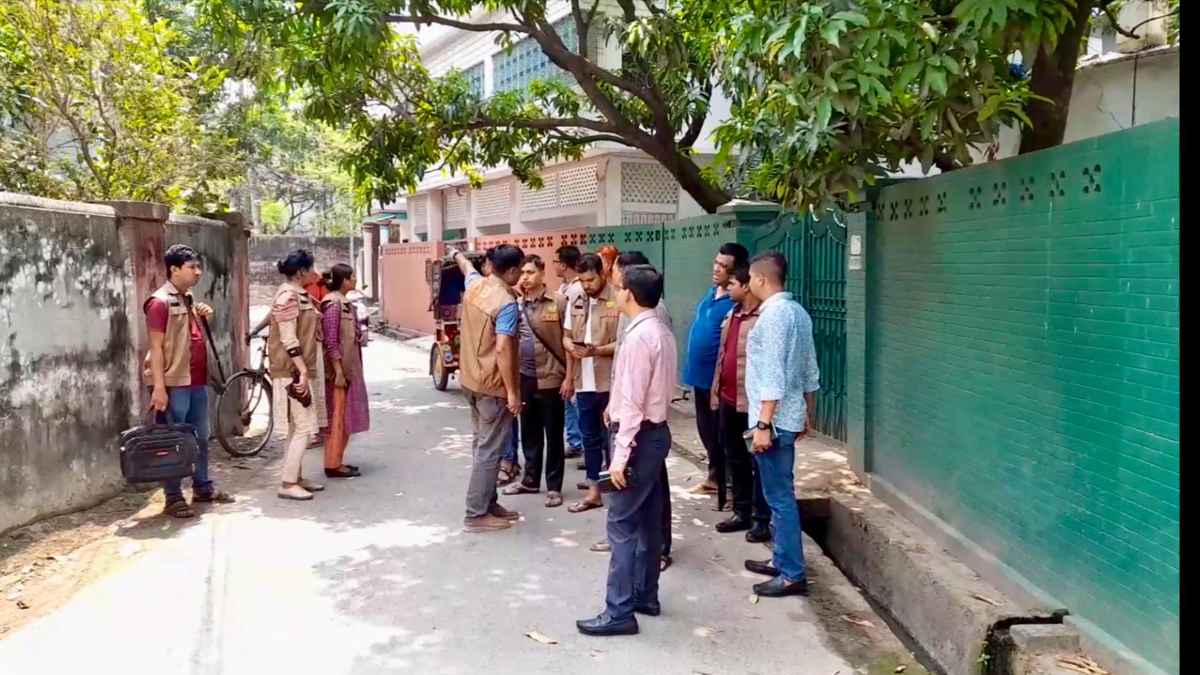 চোখে স্প্রে ছিটিয়ে ব্যবসায়ীর ১০ লাখ টাকা ছিনতাই