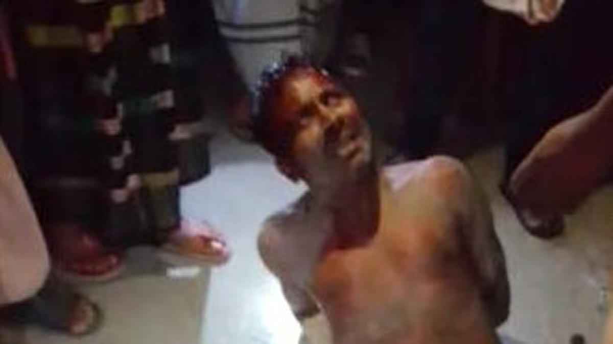 ডাকাতদলের এক সদস্যকে গণপিটুনি দিয়ে পুলিশে সোপর্দ