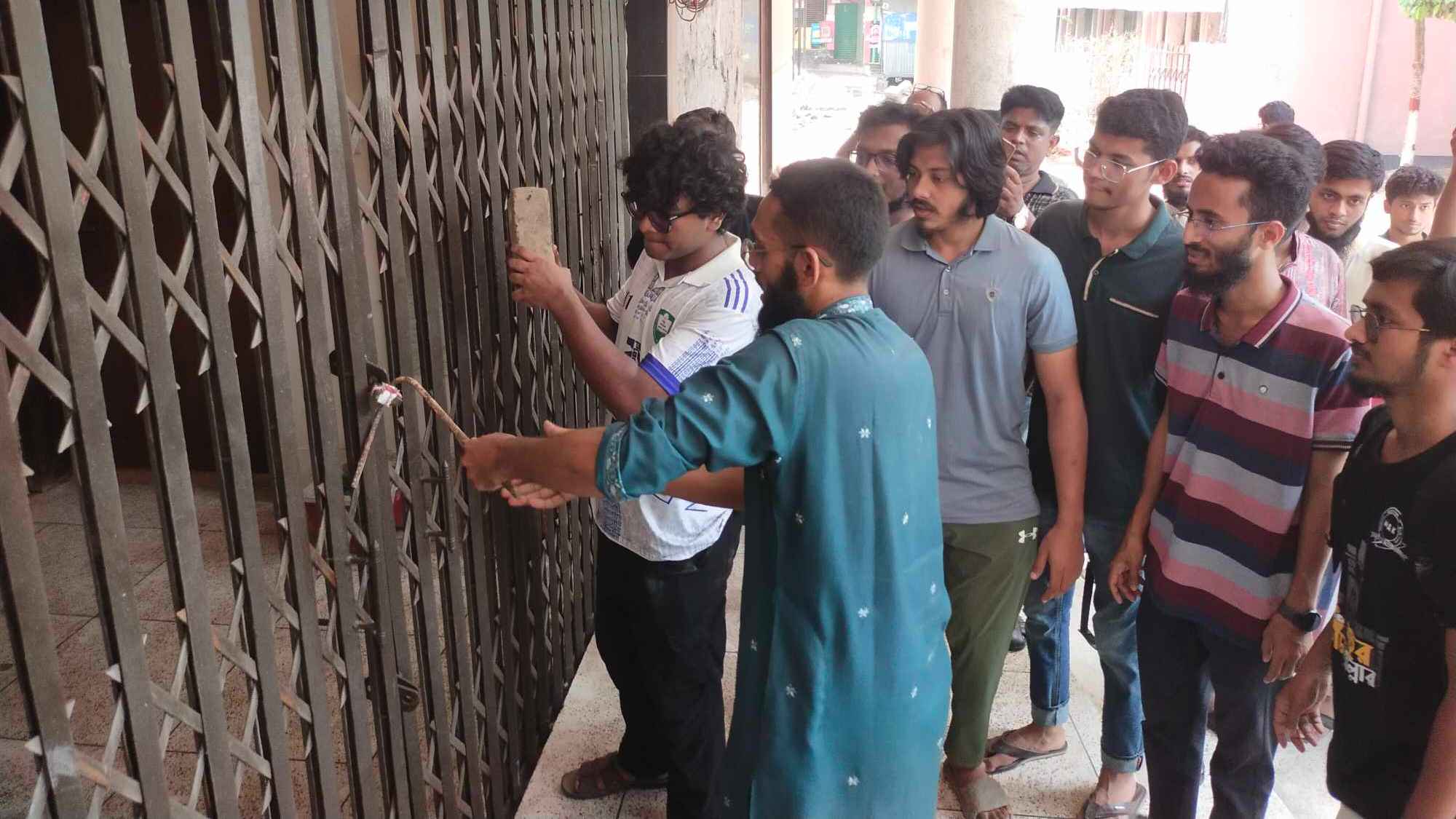 তালা ভেঙে আন্দোলনরত কুয়েট শিক্ষার্থীদের হলে প্রবেশ, ভিসির পদত্যাগ দাবি