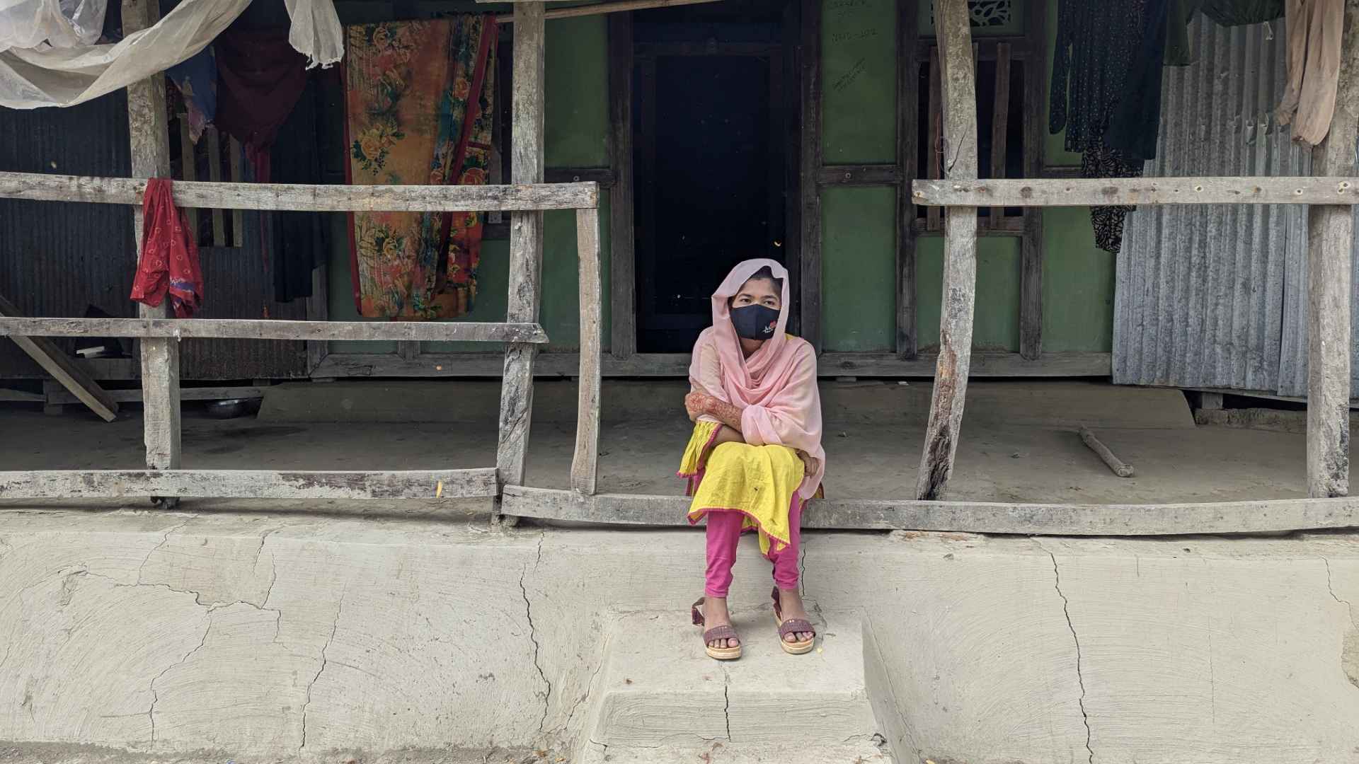 বিয়ের দাবিতে প্রেমিকের বাড়িতে কিশোরী প্রেমিকার অবস্থান