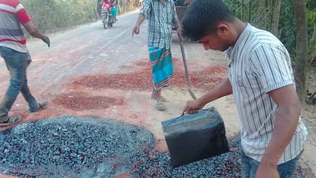 হাতিয়ায় সড়ক মেরামতের উদ্যোগ নিয়েছে সড়ক বিভাগ