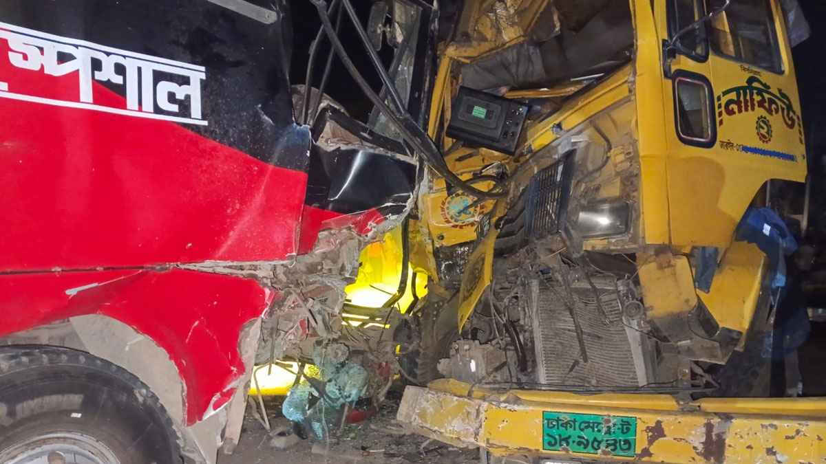 ব্রাহ্মণবাড়িয়ায় ট্রাক ও বাসের মুখোমুখি সংঘর্ষে নিহত ২