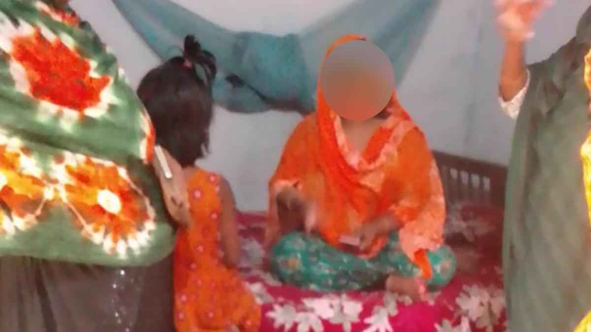 ইউপি সদস্যের ঘরে বিয়ের দাবিতে প্রেমিকা রুলির অনশন