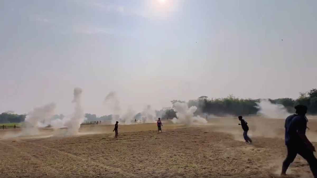 জাজিরায় দু’পক্ষের সংঘর্ষ, শতাধিক হাতবোমা বিস্ফোরণ