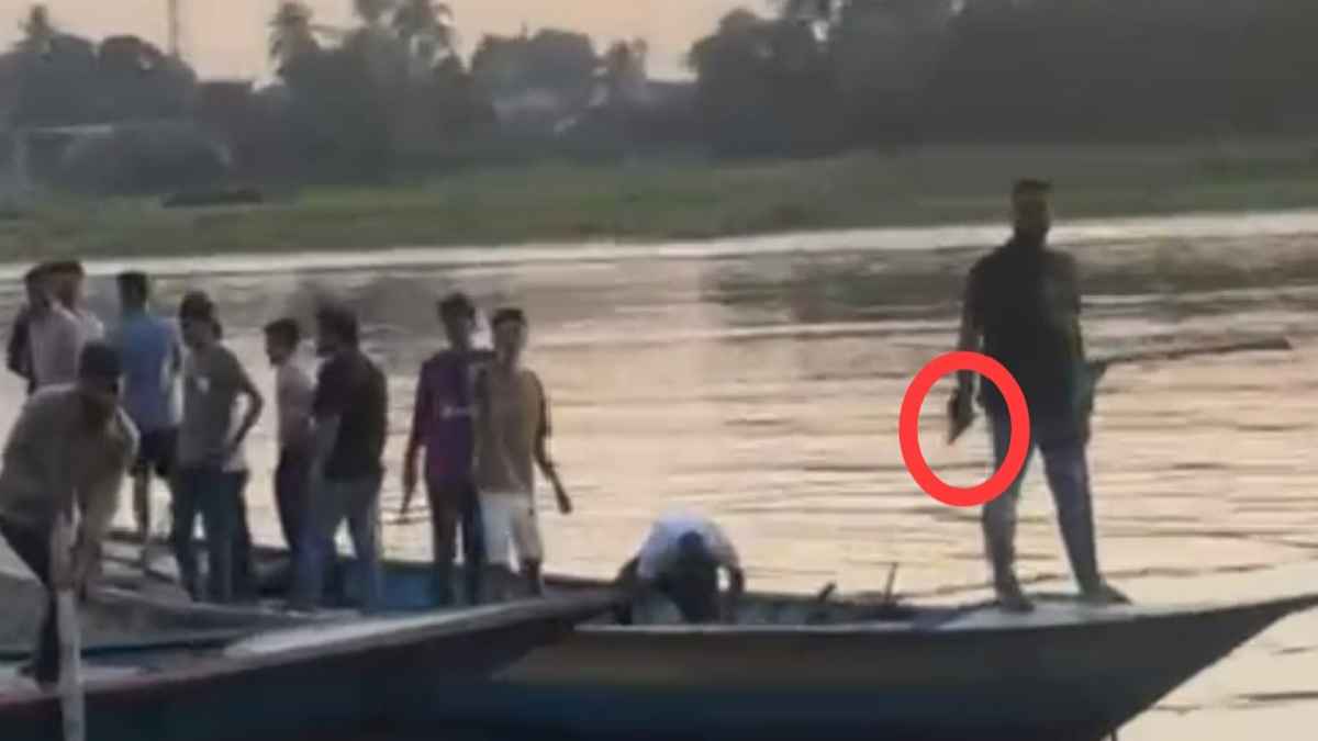 সাভারে অস্ত্রের মুখে জিম্মি করে নৌকা লুট