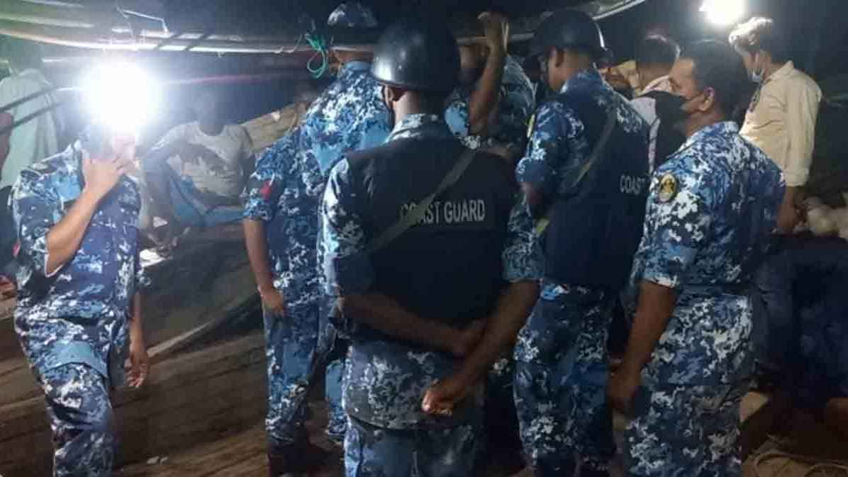 সাগরে একযোগে ১০ ট্রলারে ডাকাতি, অর্ধশতাধিক জেলে আহত