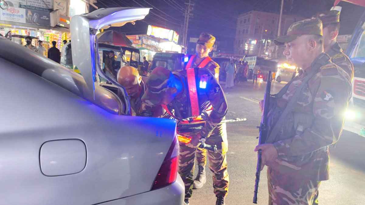 চাঁদপুর সদরে ৬৪ যানবাহনে তল্লাশি, ৭ চালকের জরিমানা