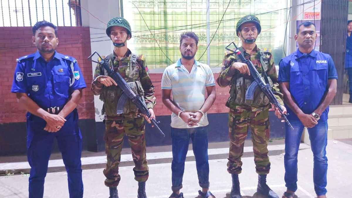 সেনাবাহিনী দেখে পুকুরে ঝাঁপ, যুবক আটক