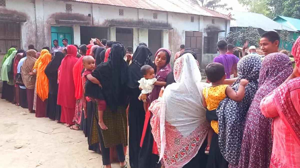 ৪ বছরের শিশুর 'ফুঁ' দেওয়া তেল-পানি নিতে হাজারো মানুষ