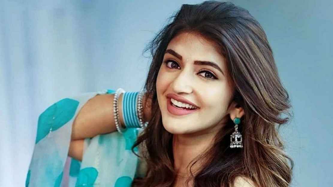 ভিড়ের মধ্যে হেনস্তা, হাত ধরে টান শ্রীলীলার