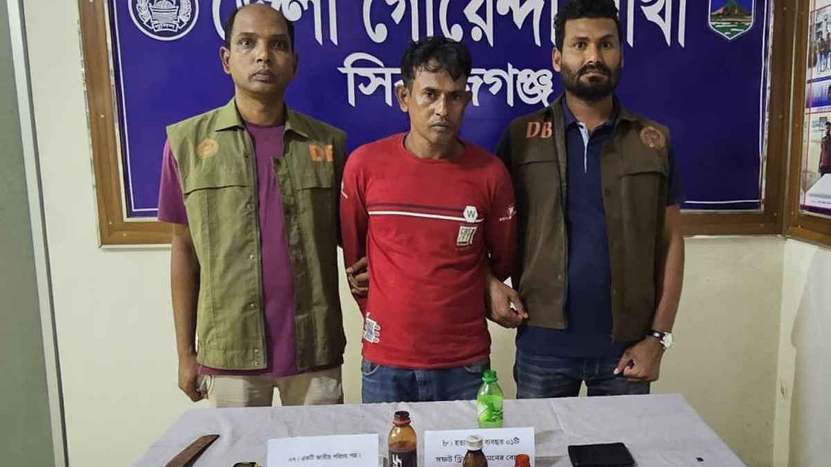স্ত্রীর প্রেমিককে ফাঁসাতে বন্ধুকে গলা কেটে হত্যা