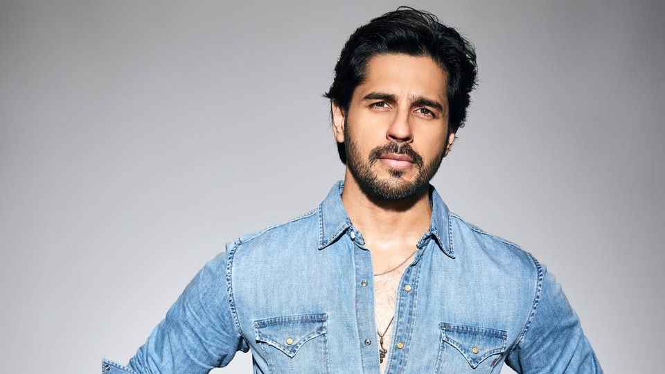 ‘চুপ! দূরে সরে দাঁড়ান’,পাপারাজ্জিদের ওপর ক্ষোভ ঝাড়লেন সিদ্ধার্থ