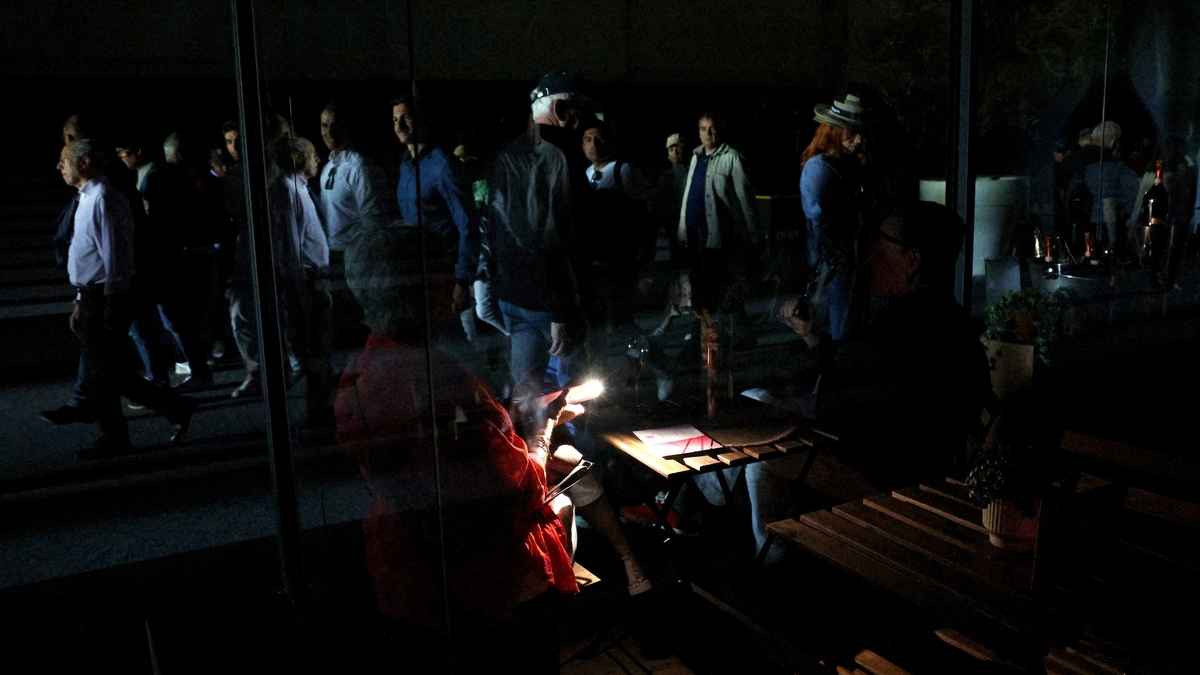 অন্ধকারে স্পেন ও পর্তুগাল, স্বাভাবিক হতে লাগবে ১০ ঘণ্টা