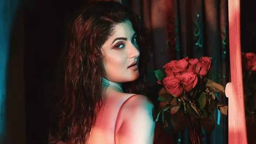 শ্রাবন্তীর পিঠে কবিতা লিখে প্রেম নিবেদন পরিচালকের