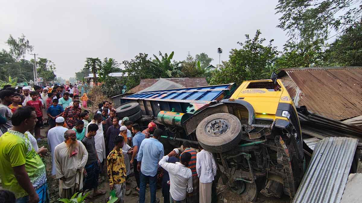 ট্রাক নিয়ন্ত্রণ হারিয়ে বসতঘরে, কেড়ে নিল ঘুমন্ত নারীর প্রাণ