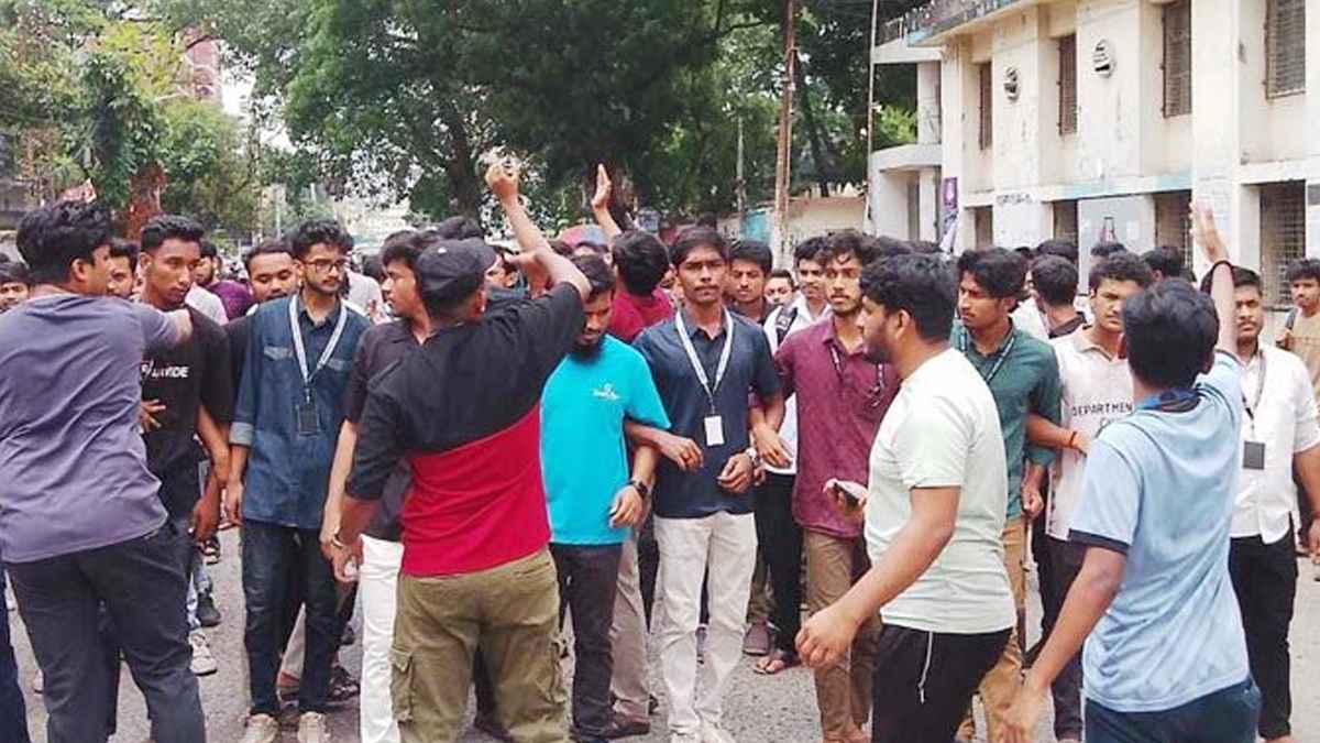 ৬ দফা দাবিতে ফের বিক্ষোভে পলিটেকনিকের শিক্ষার্থীরা
