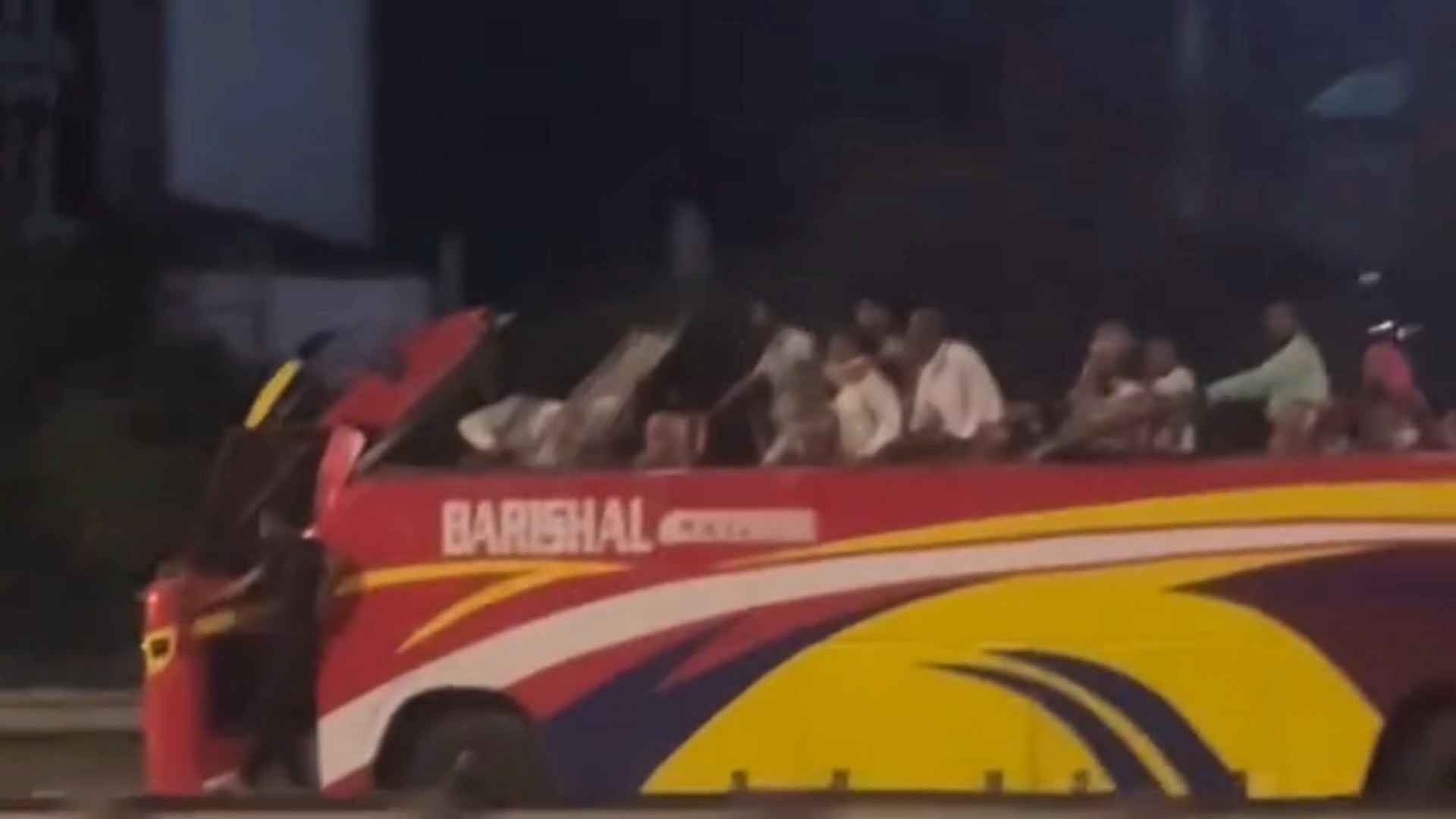 উড়ে গেল বাসের ছাদ, তবুও ১০ কিমির আগে থামালেন না চালক