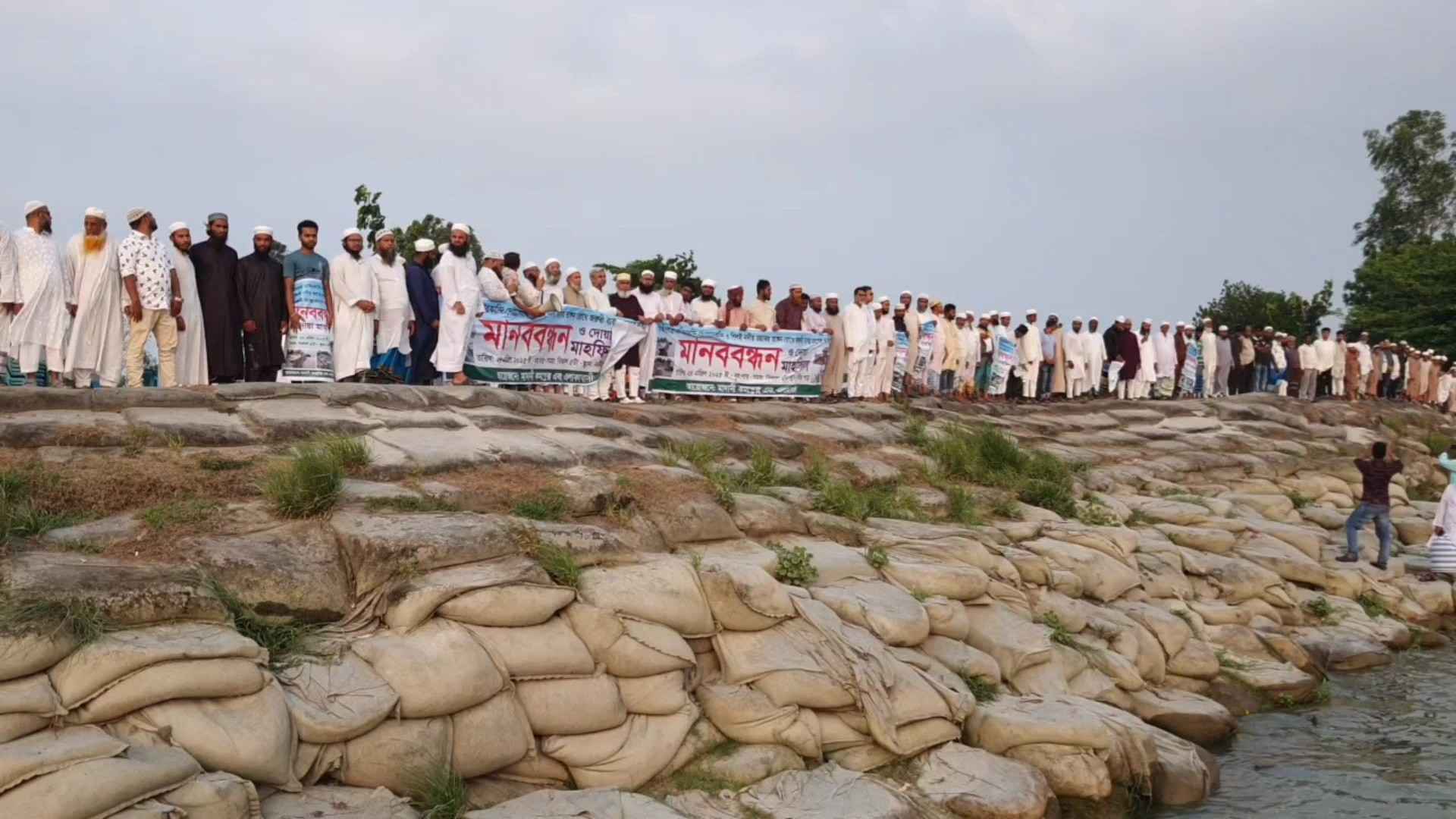 পদ্মার ভাঙন প্রতিরোধে দ্রুত স্থায়ী পদক্ষেপের দাবিতে মানববন্ধন