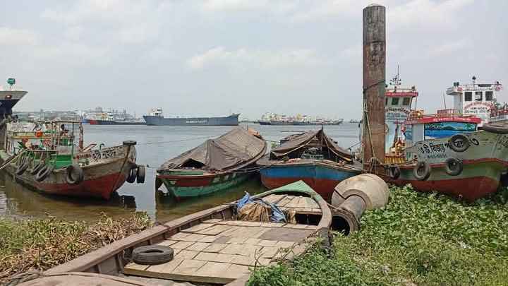 গজারিয়ায় ১৫ হাজার লিটার চোরাই ভোজ্য তেলসহ ট্যাংকলরি ট্রলার জব্দ