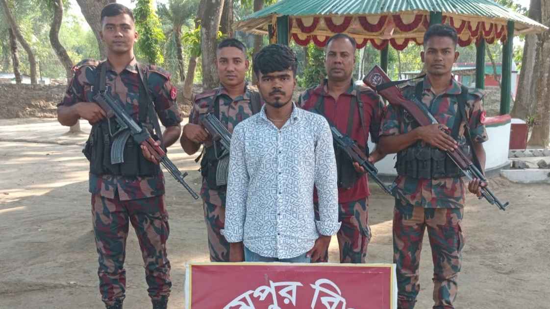 অবৈধভাবে ভারতে প্রবেশের চেষ্টাকালে ৮ নারীসহ ১০ আটক